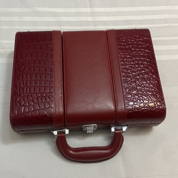 Hardshell Cosmetics Travel Case In Burgundy Croc Print With Center Mirror- Nice! - Picture 4 of 13